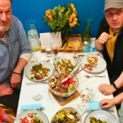 Menschen und ihre Stories an meinem Esstisch versammelt, das ist der StoryTeller in Hamburg mit Katrin Klemm StoryCoach