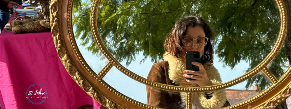 Johanna-Galley-Ankommen-Storycoaching-mit-Katrin-Klemm Ankommen im eigenen Leben Johanna Galley über das Coaching mit Katrin Klemm - Frau macht ein Selfie im Spiegel
