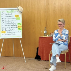 Katrin Klemm vor Flipchart Storytelling Workshop StoryCircle